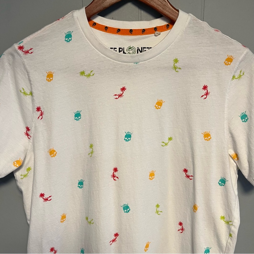 Free Planet White Tee with Multicolor Skull & Tropical Accents Size Small
